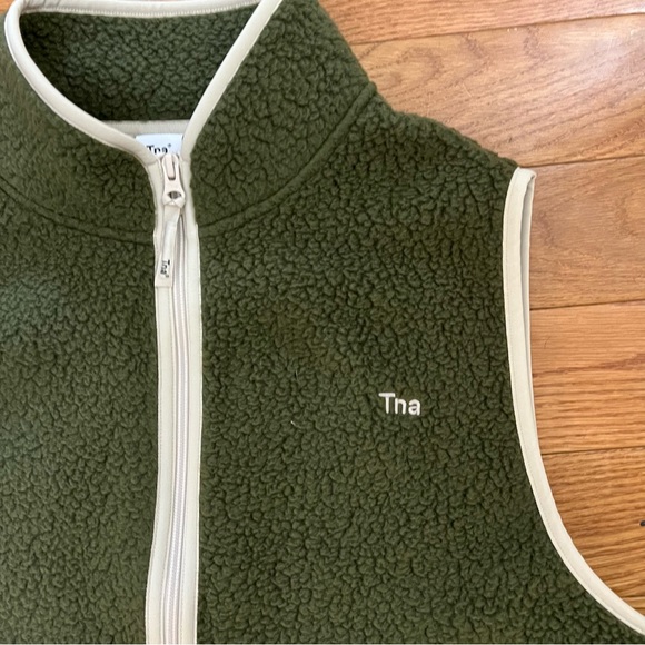 Aritzia TNA Bigfoot Polar Zip vest in fatigue/mullein - Picture 2 of 4